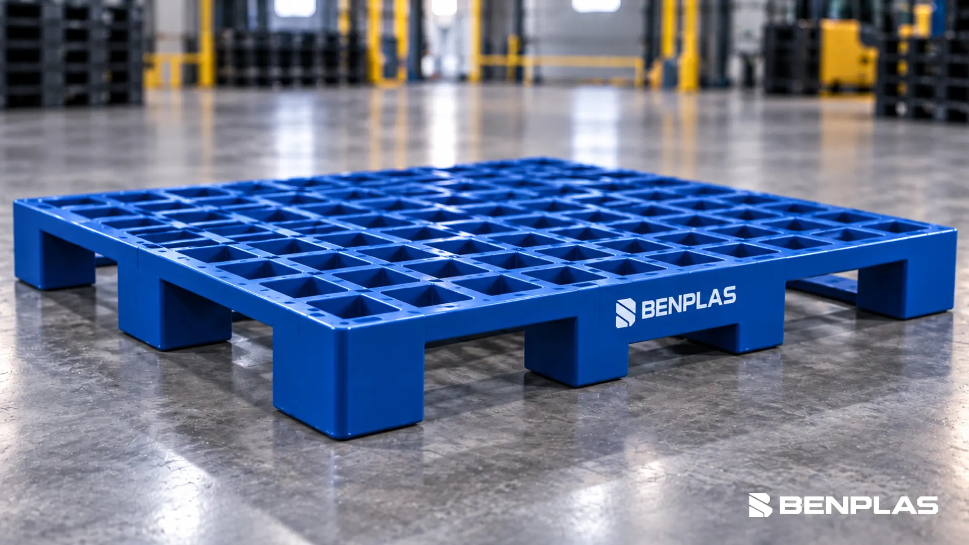 Pallet plástico azul BENPLAS no ambiente industrial